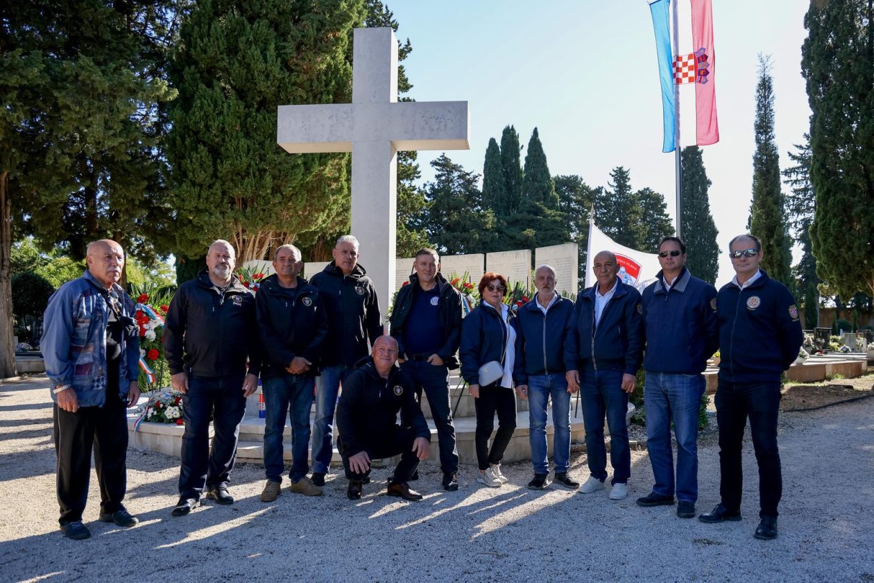 Polaganje vijenaca povodom Dana obrane grada