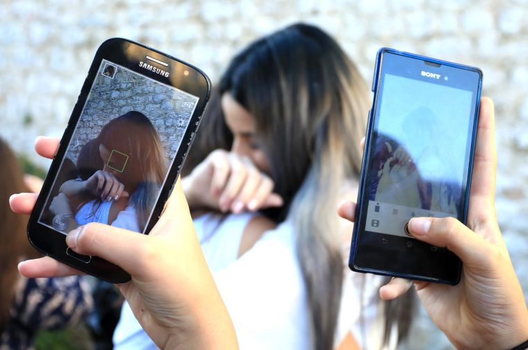 mladi selfie mobiteli