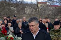 Predsjednik Milanović u Medviđi obilježio 33. obljetnicu stradanja civilnih žrtava u Domovinskom ratu Predsjednik Milanović u Medviđi obilježio 33. obljetnicu stradanja civilnih žrtava u Domovinskom ratu