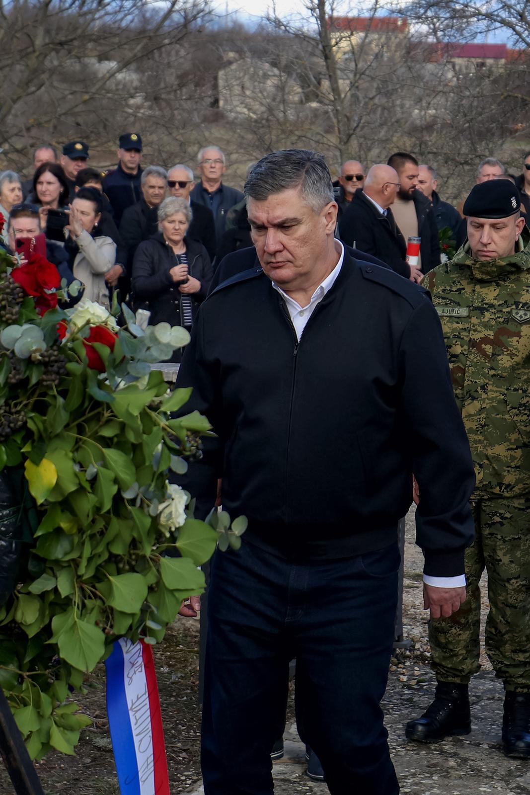 Predsjednik Milanović u Medviđi obilježio 33. obljetnicu stradanja civilnih žrtava u Domovinskom ratu Predsjednik Milanović u Medviđi obilježio 33. obljetnicu stradanja civilnih žrtava u Domovinskom ratu