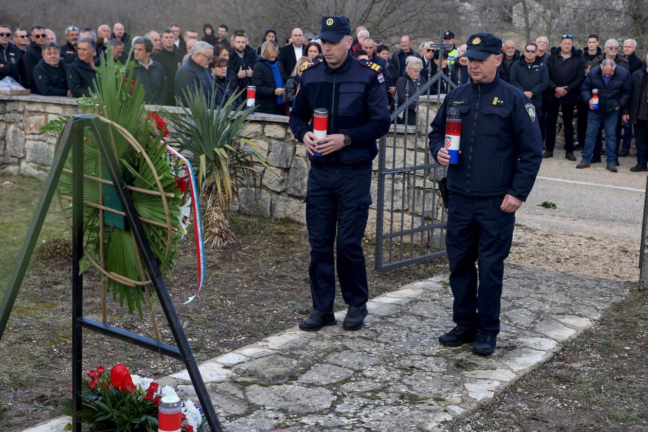 Predsjednik Milanović u Medviđi obilježio 33. obljetnicu stradanja civilnih žrtava u Domovinskom ratu Predsjednik Milanović u Medviđi obilježio 33. obljetnicu stradanja civilnih žrtava u Domovinskom ratu