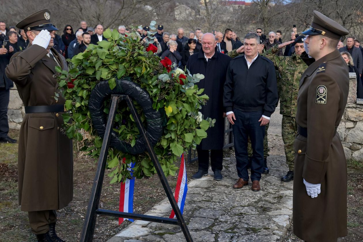 Predsjednik Milanović u Medviđi obilježio 33. obljetnicu stradanja civilnih žrtava u Domovinskom ratu Predsjednik Milanović u Medviđi obilježio 33. obljetnicu stradanja civilnih žrtava u Domovinskom ratu