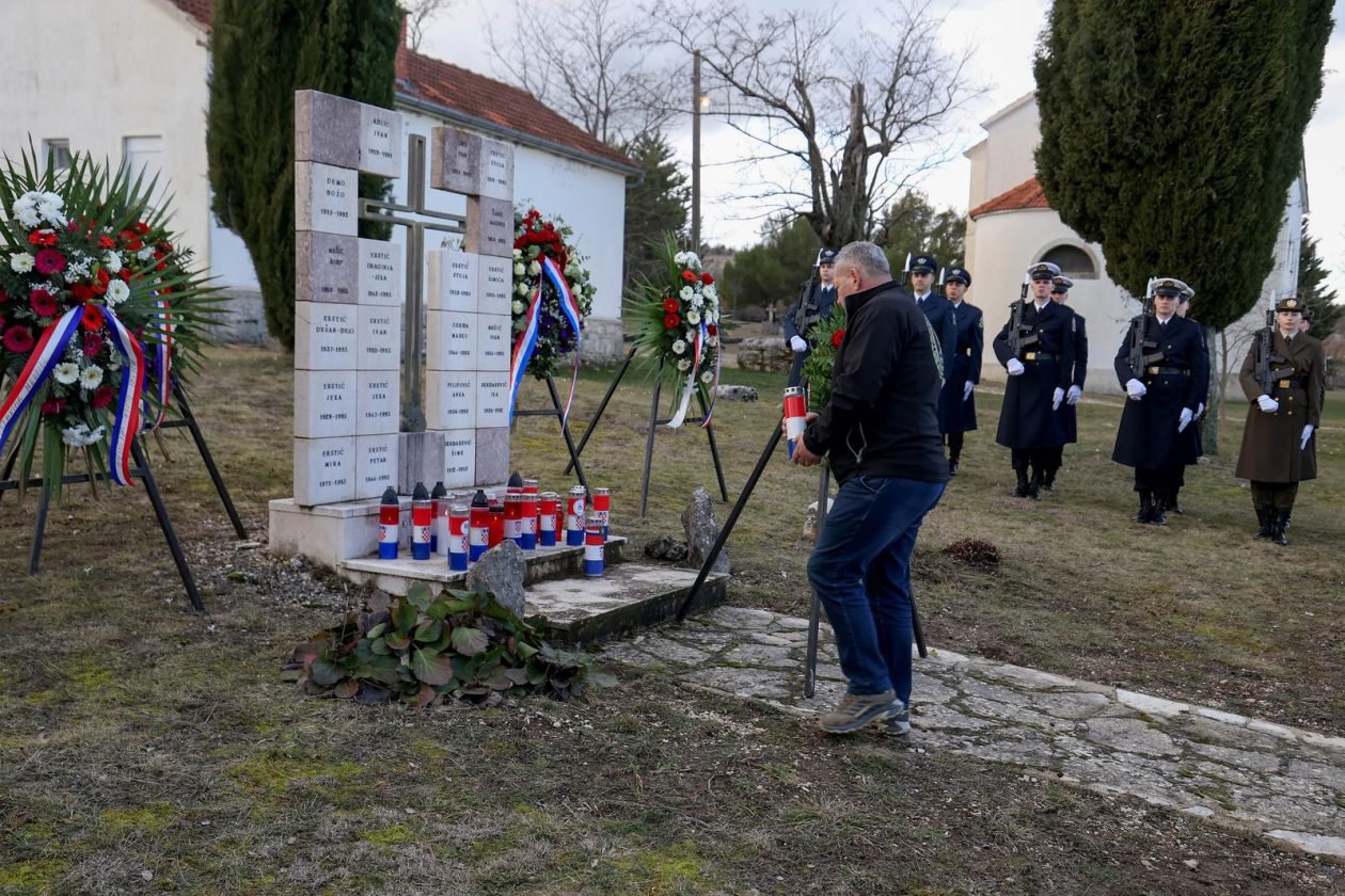 Predsjednik Milanović u Medviđi obilježio 33. obljetnicu stradanja civilnih žrtava u Domovinskom ratu Predsjednik Milanović u Medviđi obilježio 33. obljetnicu stradanja civilnih žrtava u Domovinskom ratu