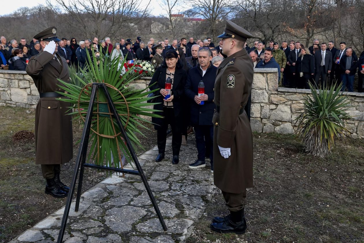 Predsjednik Milanović u Medviđi obilježio 33. obljetnicu stradanja civilnih žrtava u Domovinskom ratu Predsjednik Milanović u Medviđi obilježio 33. obljetnicu stradanja civilnih žrtava u Domovinskom ratu