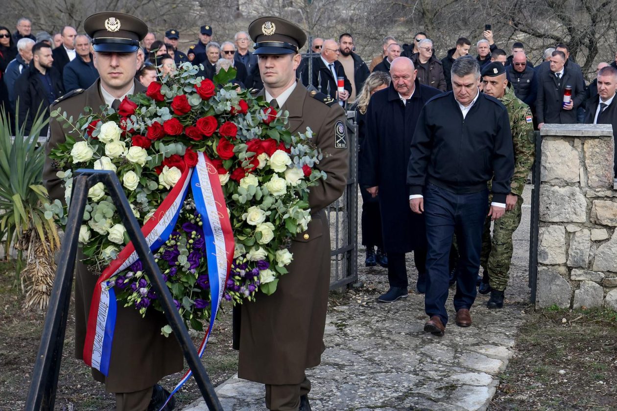 Predsjednik Milanović u Medviđi obilježio 33. obljetnicu stradanja civilnih žrtava u Domovinskom ratu Predsjednik Milanović u Medviđi obilježio 33. obljetnicu stradanja civilnih žrtava u Domovinskom ratu