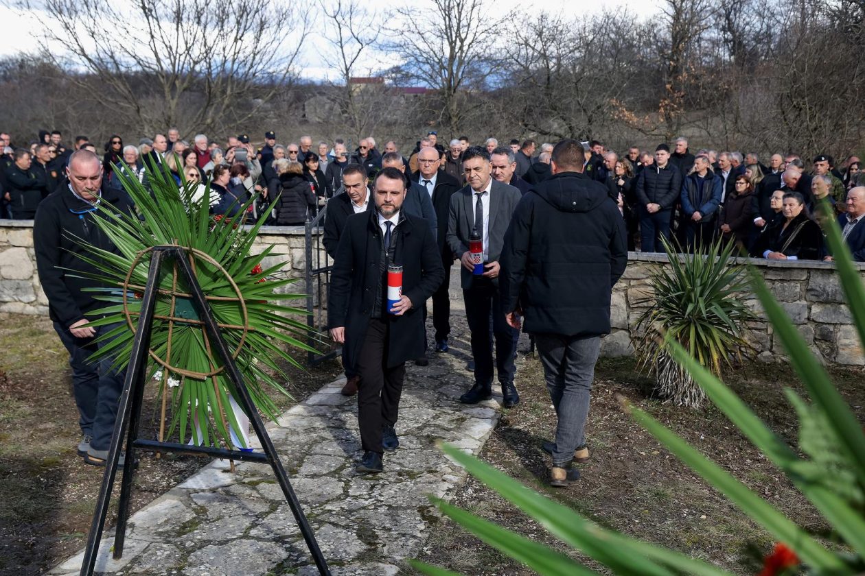 Predsjednik Milanović u Medviđi obilježio 33. obljetnicu stradanja civilnih žrtava u Domovinskom ratu Predsjednik Milanović u Medviđi obilježio 33. obljetnicu stradanja civilnih žrtava u Domovinskom ratu