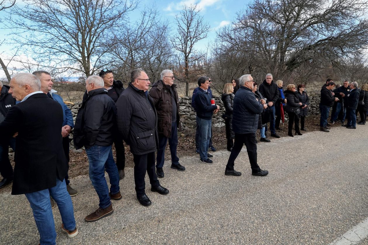 Predsjednik Milanović u Medviđi obilježio 33. obljetnicu stradanja civilnih žrtava u Domovinskom ratu Predsjednik Milanović u Medviđi obilježio 33. obljetnicu stradanja civilnih žrtava u Domovinskom ratu
