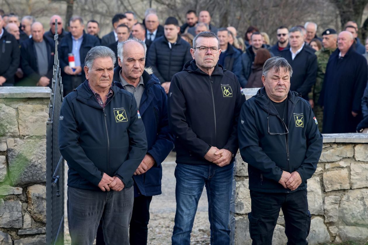 Predsjednik Milanović u Medviđi obilježio 33. obljetnicu stradanja civilnih žrtava u Domovinskom ratu Predsjednik Milanović u Medviđi obilježio 33. obljetnicu stradanja civilnih žrtava u Domovinskom ratu