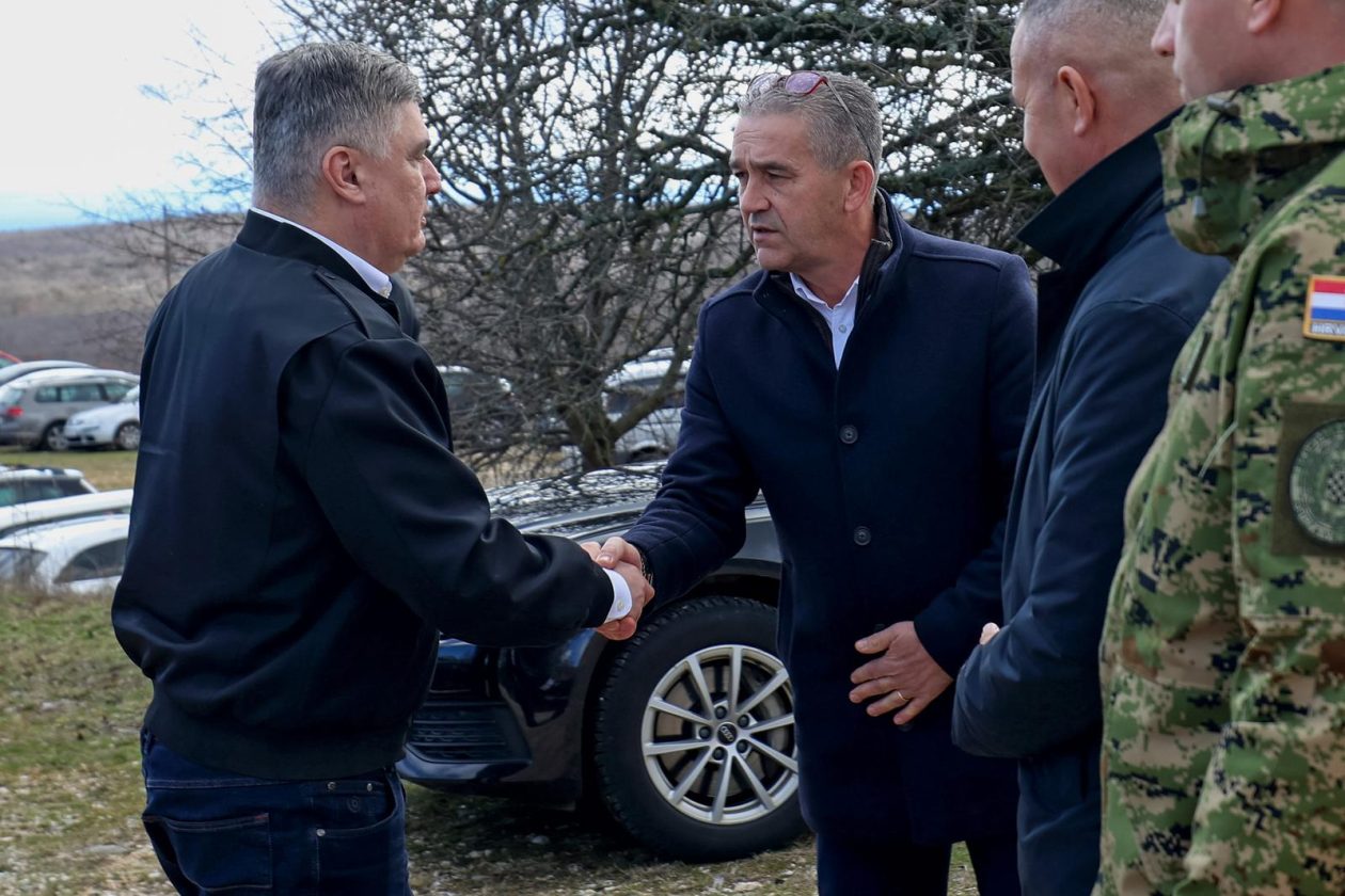 Predsjednik Milanović u Medviđi obilježio 33. obljetnicu stradanja civilnih žrtava u Domovinskom ratu Predsjednik Milanović u Medviđi obilježio 33. obljetnicu stradanja civilnih žrtava u Domovinskom ratu