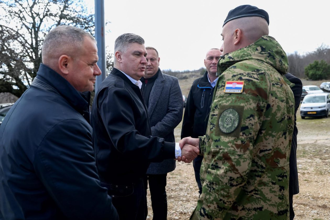 Predsjednik Milanović u Medviđi obilježio 33. obljetnicu stradanja civilnih žrtava u Domovinskom ratu Predsjednik Milanović u Medviđi obilježio 33. obljetnicu stradanja civilnih žrtava u Domovinskom ratu