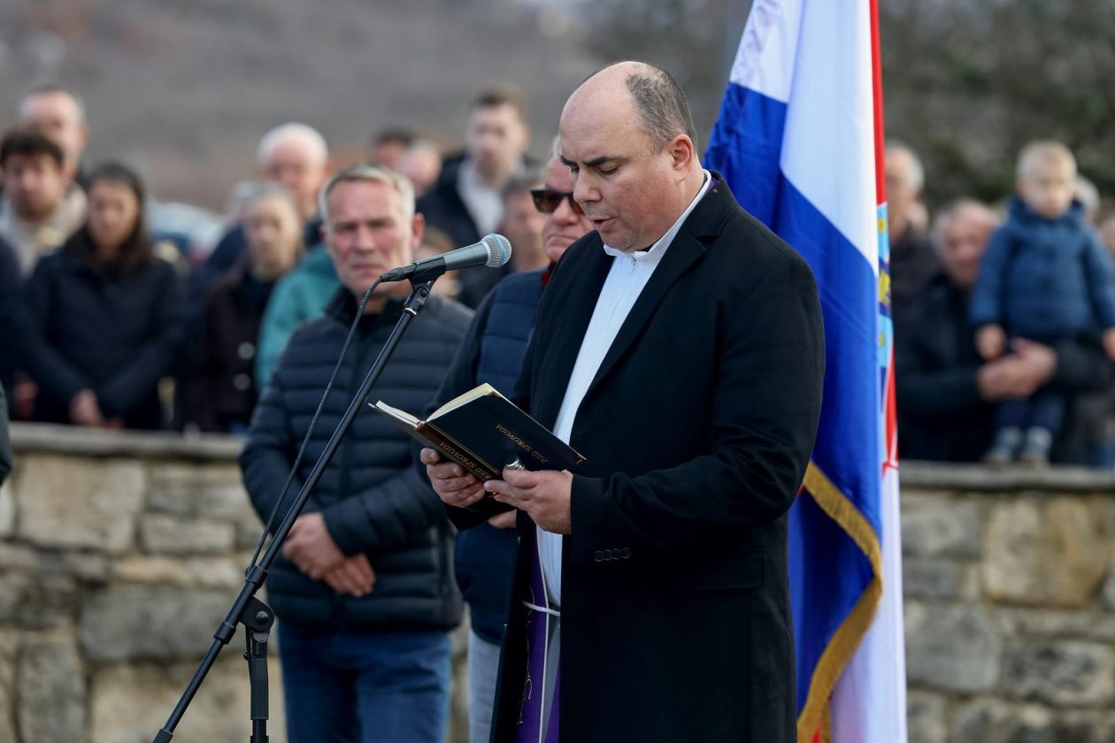 Predsjednik Milanović u Medviđi obilježio 33. obljetnicu stradanja civilnih žrtava u Domovinskom ratu Predsjednik Milanović u Medviđi obilježio 33. obljetnicu stradanja civilnih žrtava u Domovinskom ratu