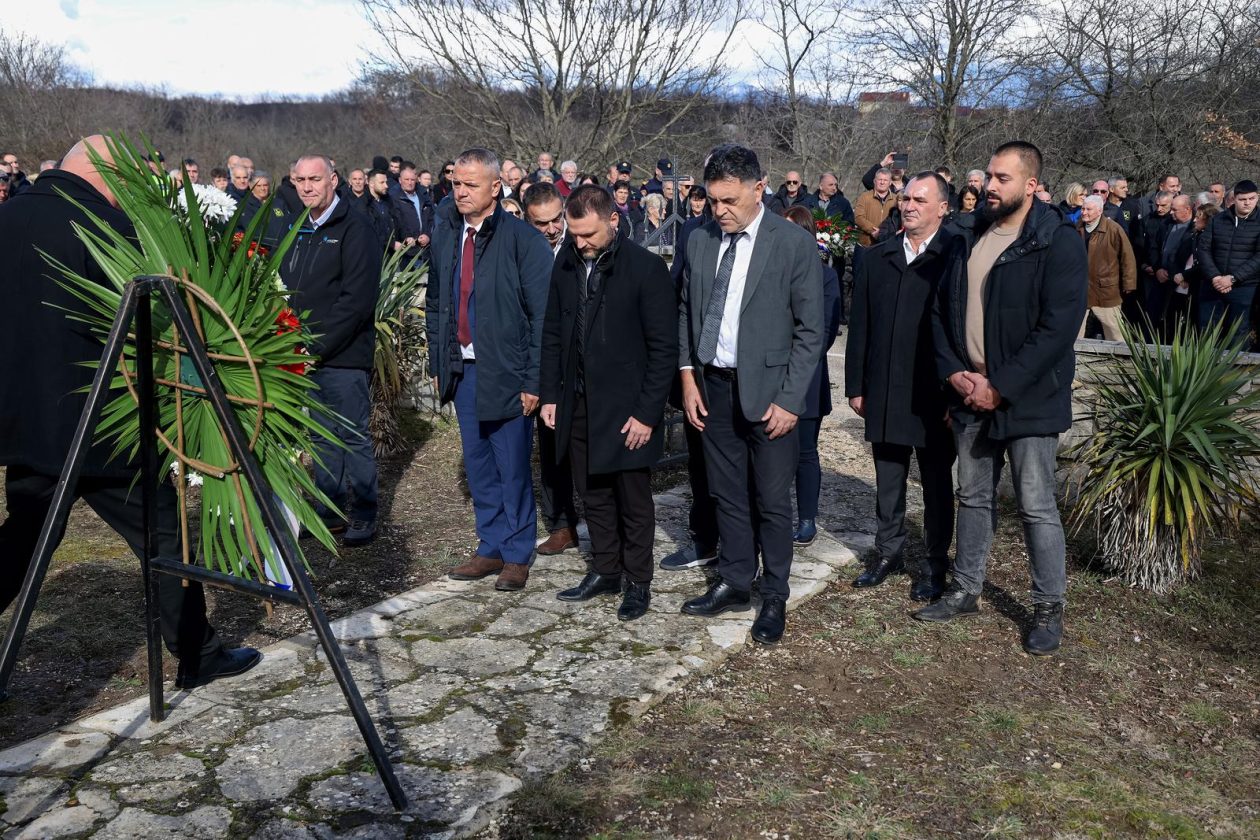 Predsjednik Milanović u Medviđi obilježio 33. obljetnicu stradanja civilnih žrtava u Domovinskom ratu Predsjednik Milanović u Medviđi obilježio 33. obljetnicu stradanja civilnih žrtava u Domovinskom ratu