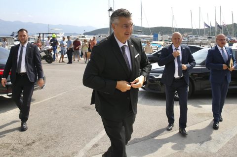 Korčula: Plenković uručio ugovore iz resora regionalnoga razvoja i fondova Europske unije te zaštite okoliša i zelene tranzicije