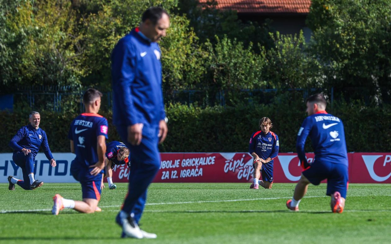 Hrvatska nogometna reprezentacija na treningu u Maksimiru uoci utakmice protiv Ceske u kvalifikacijskoj utakmici za Svjetsko prvenstvo Hrvatska nogometna reprezentacija na treningu u Maksimiru uoci utakmice protiv Ceske u kvalifikacijskoj utakmici za Svjetsko prvenstvo