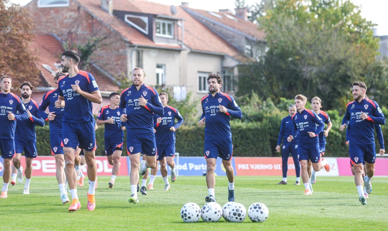 Hrvatska nogometna reprezentacija na treningu u Maksimiru uoci utakmice protiv Ceske u kvalifikacijskoj utakmici za Svjetsko prvenstvo Hrvatska nogometna reprezentacija na treningu u Maksimiru uoci utakmice protiv Ceske u kvalifikacijskoj utakmici za Svjetsko prvenstvo