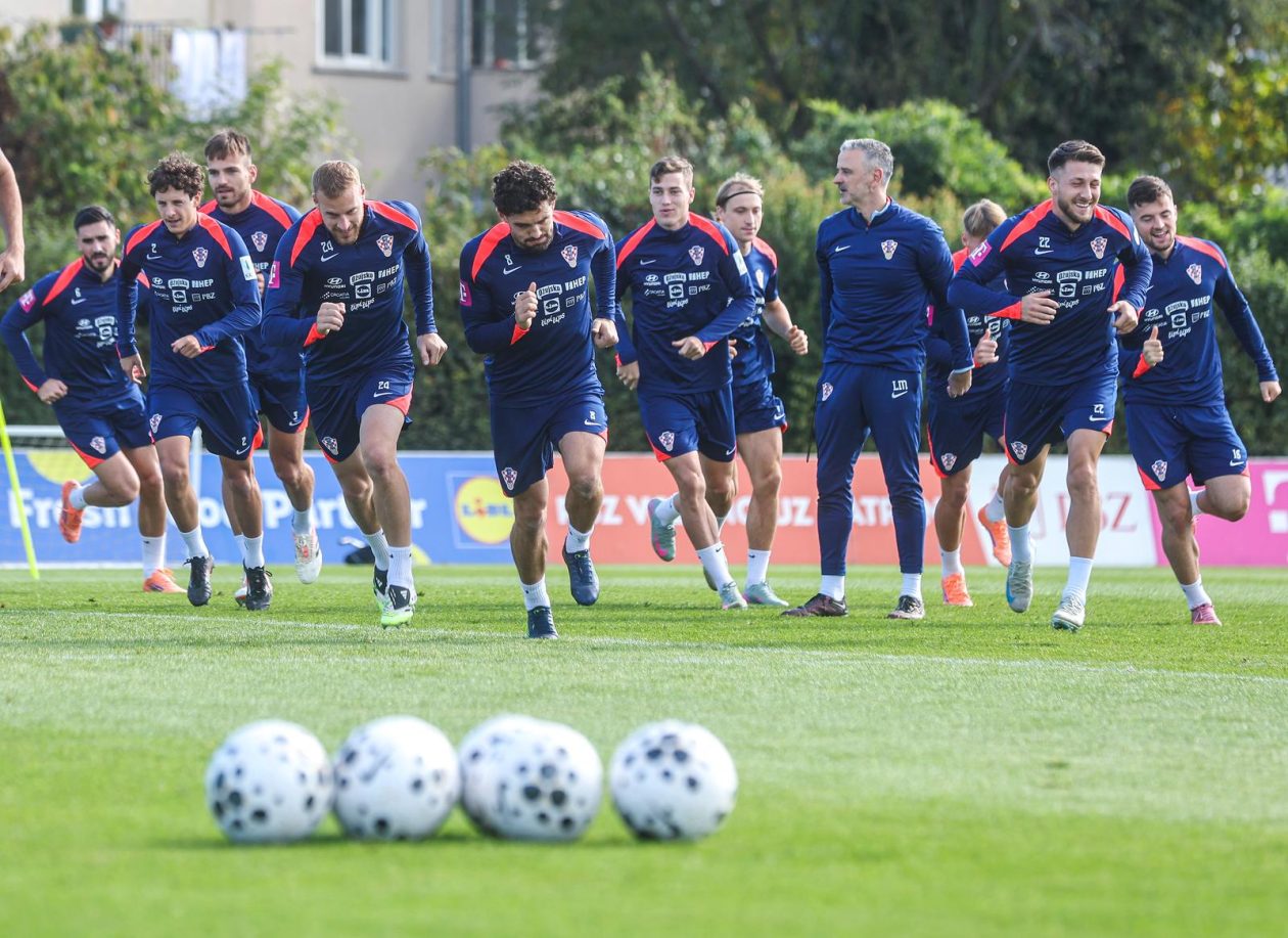 Hrvatska nogometna reprezentacija na treningu u Maksimiru uoci utakmice protiv Ceske u kvalifikacijskoj utakmici za Svjetsko prvenstvo Hrvatska nogometna reprezentacija na treningu u Maksimiru uoci utakmice protiv Ceske u kvalifikacijskoj utakmici za Svjetsko prvenstvo