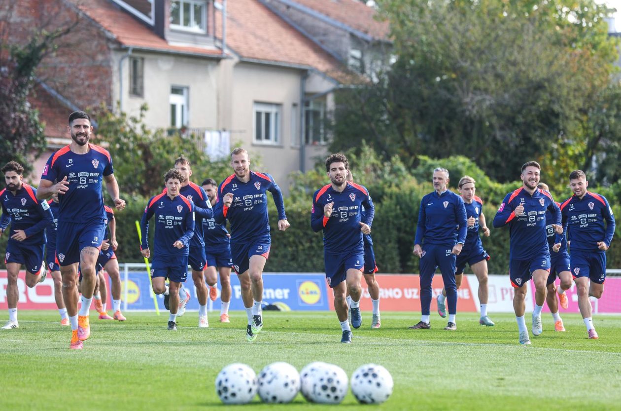 Hrvatska nogometna reprezentacija na treningu u Maksimiru uoci utakmice protiv Ceske u kvalifikacijskoj utakmici za Svjetsko prvenstvo Hrvatska nogometna reprezentacija na treningu u Maksimiru uoci utakmice protiv Ceske u kvalifikacijskoj utakmici za Svjetsko prvenstvo