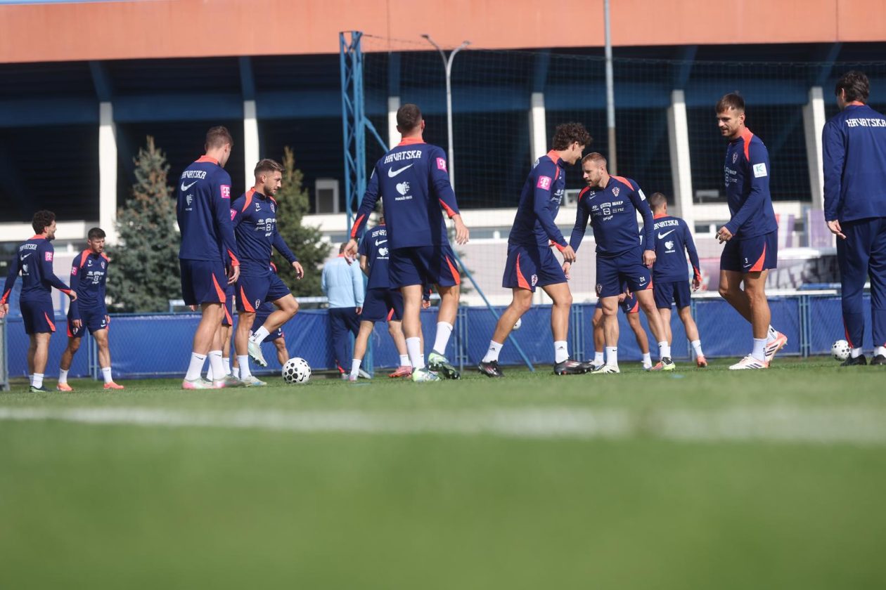 Hrvatska nogometna reprezentacija na treningu u Maksimiru uoci utakmice protiv Ceske u kvalifikacijskoj utakmici za Svjetsko prvenstvo Hrvatska nogometna reprezentacija na treningu u Maksimiru uoci utakmice protiv Ceske u kvalifikacijskoj utakmici za Svjetsko prvenstvo