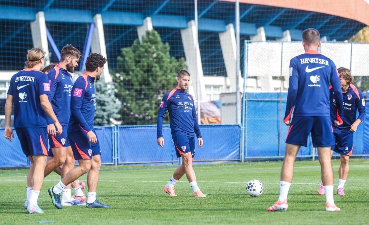 Hrvatska nogometna reprezentacija na treningu u Maksimiru uoci utakmice protiv Ceske u kvalifikacijskoj utakmici za Svjetsko prvenstvo Hrvatska nogometna reprezentacija na treningu u Maksimiru uoci utakmice protiv Ceske u kvalifikacijskoj utakmici za Svjetsko prvenstvo