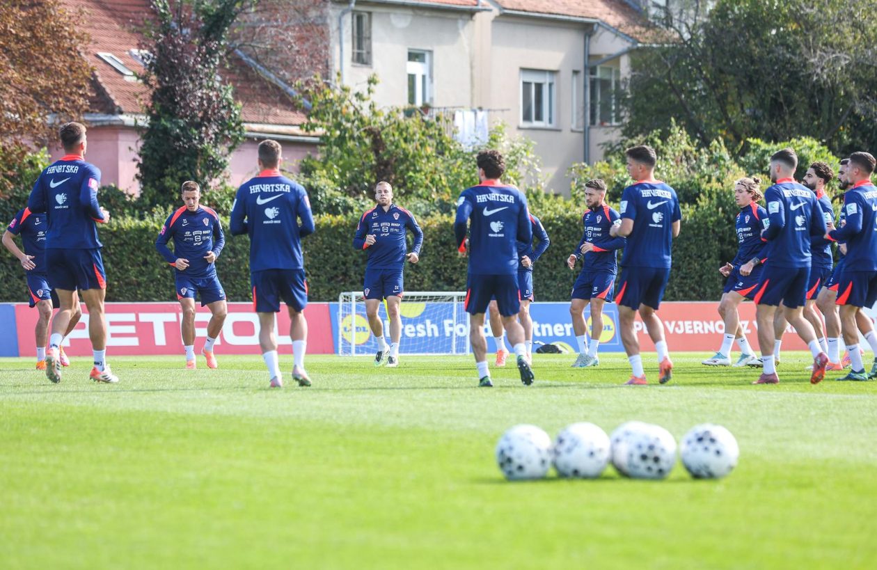 Hrvatska nogometna reprezentacija na treningu u Maksimiru uoci utakmice protiv Ceske u kvalifikacijskoj utakmici za Svjetsko prvenstvo Hrvatska nogometna reprezentacija na treningu u Maksimiru uoci utakmice protiv Ceske u kvalifikacijskoj utakmici za Svjetsko prvenstvo