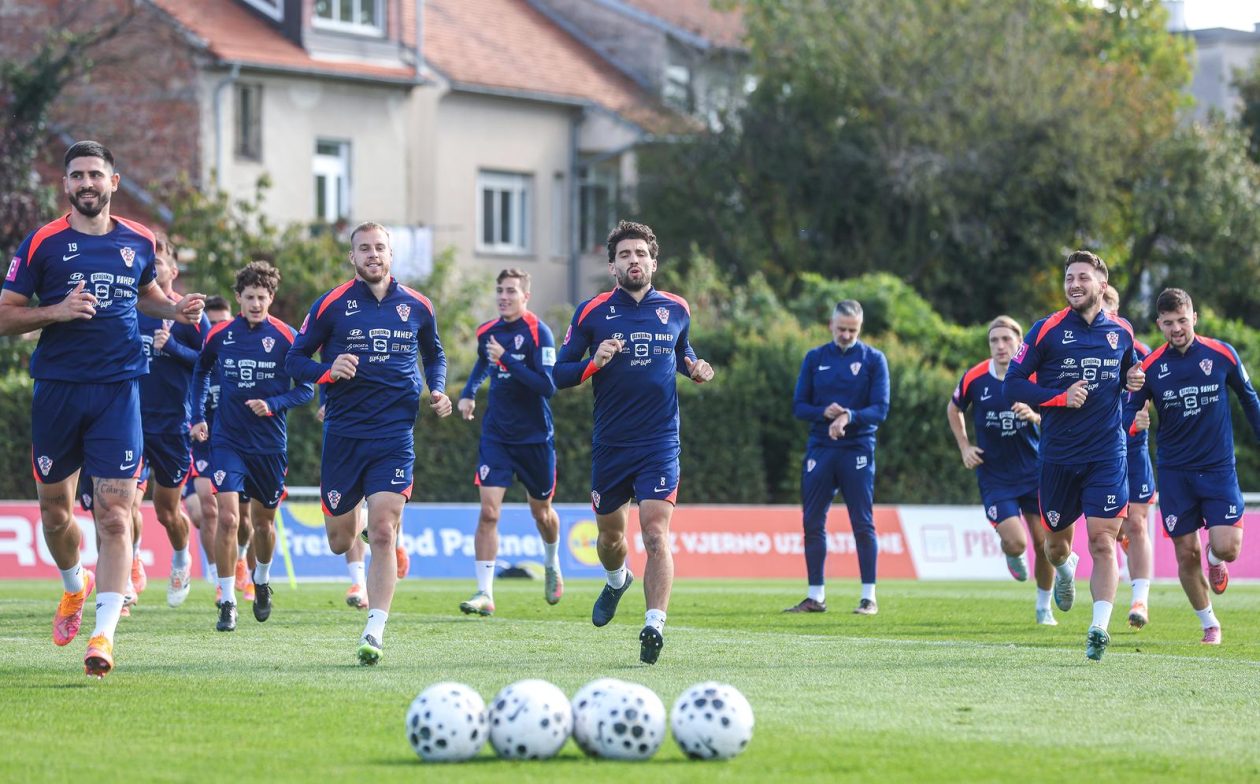 Hrvatska nogometna reprezentacija na treningu u Maksimiru uoci utakmice protiv Ceske u kvalifikacijskoj utakmici za Svjetsko prvenstvo Hrvatska nogometna reprezentacija na treningu u Maksimiru uoci utakmice protiv Ceske u kvalifikacijskoj utakmici za Svjetsko prvenstvo