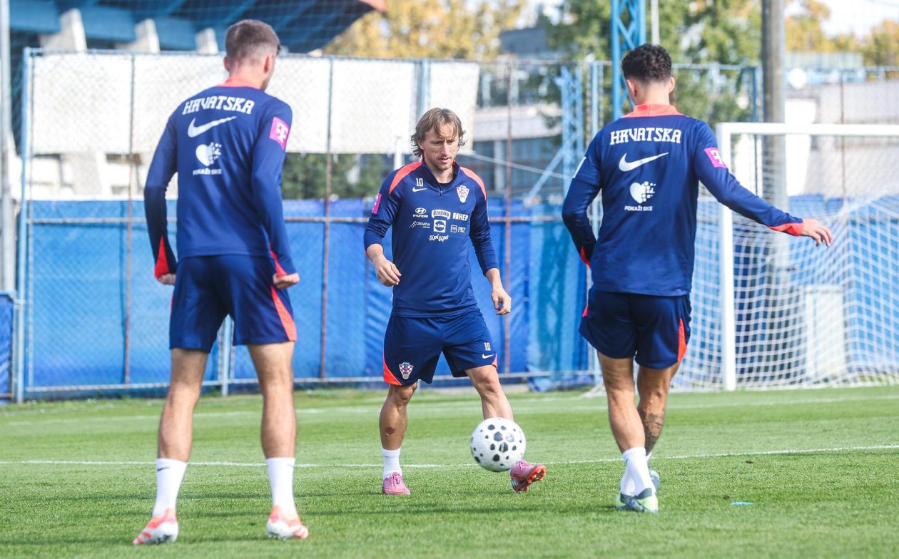 Hrvatska nogometna reprezentacija na treningu u Maksimiru uoci utakmice protiv Ceske u kvalifikacijskoj utakmici za Svjetsko prvenstvo Hrvatska nogometna reprezentacija na treningu u Maksimiru uoci utakmice protiv Ceske u kvalifikacijskoj utakmici za Svjetsko prvenstvo