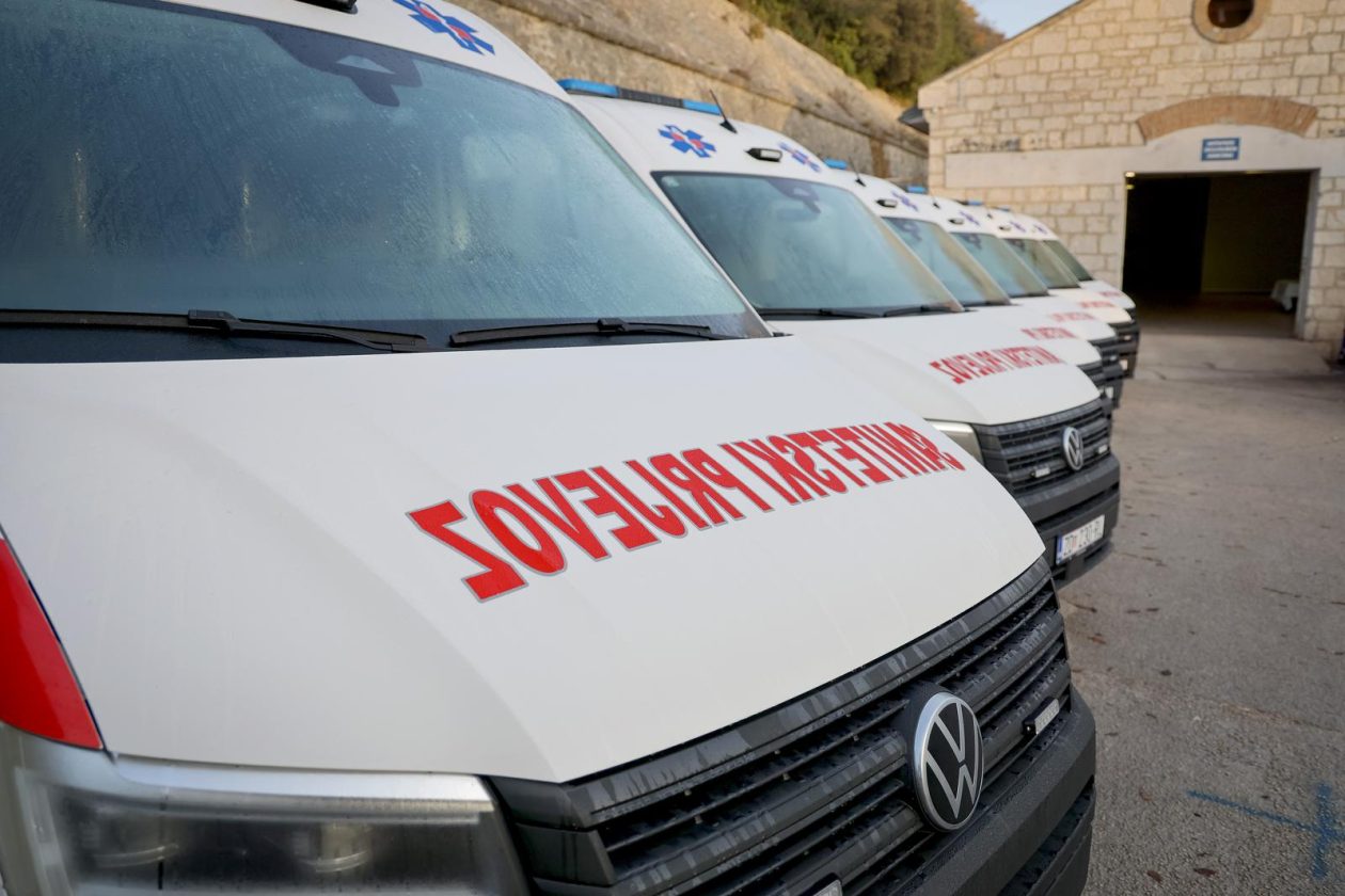 Primopredaja sedam novih vozila namijenjenih za sanitetski prijevoz – hitna pomoć Primopredaja sedam novih vozila namijenjenih za sanitetski prijevoz – hitna pomoć