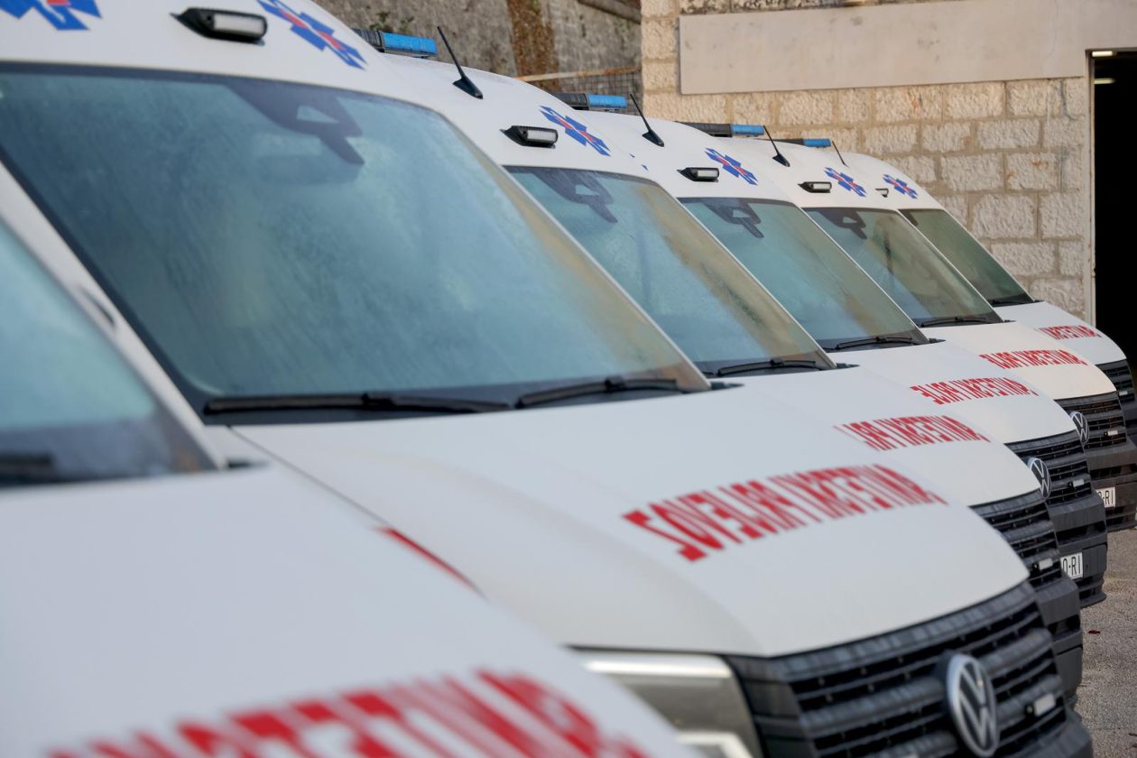 Primopredaja sedam novih vozila namijenjenih za sanitetski prijevoz – hitna pomoć Primopredaja sedam novih vozila namijenjenih za sanitetski prijevoz – hitna pomoć