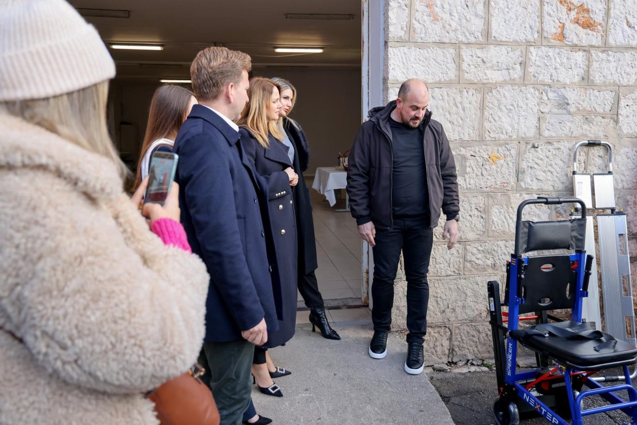 Primopredaja sedam novih vozila namijenjenih za sanitetski prijevoz – hitna pomoć Primopredaja sedam novih vozila namijenjenih za sanitetski prijevoz – hitna pomoć