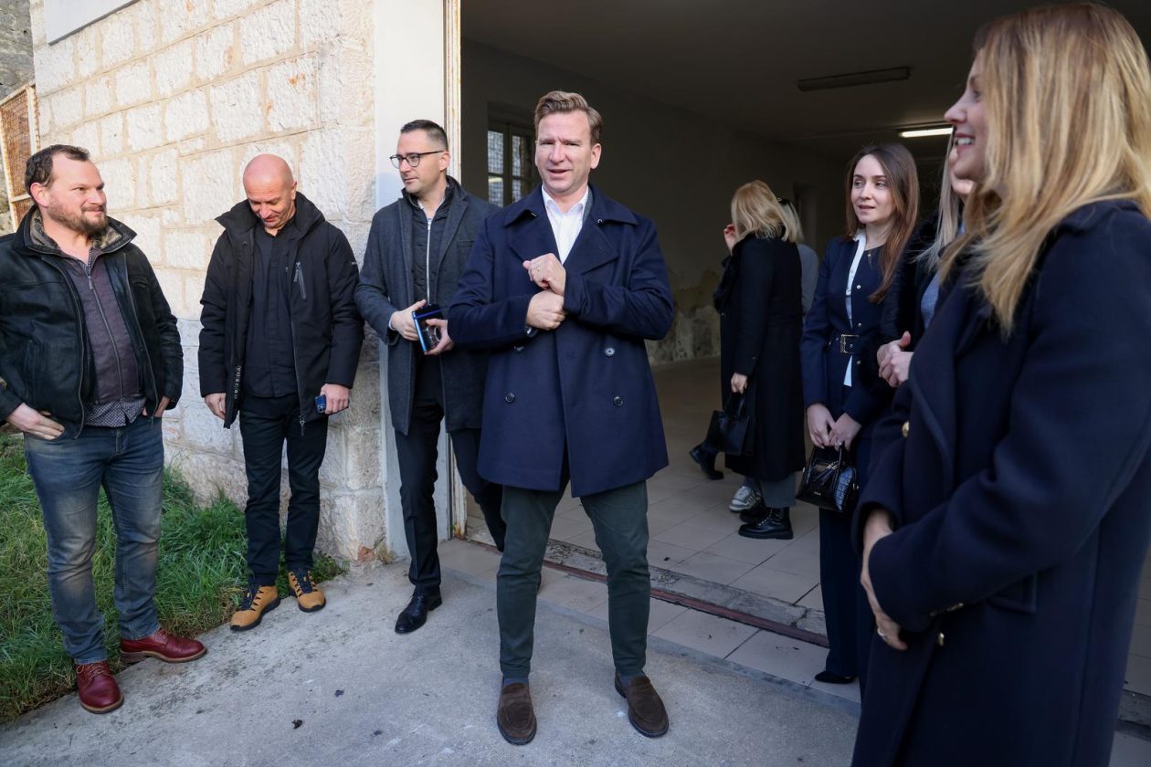 Primopredaja sedam novih vozila namijenjenih za sanitetski prijevoz – hitna pomoć Primopredaja sedam novih vozila namijenjenih za sanitetski prijevoz – hitna pomoć