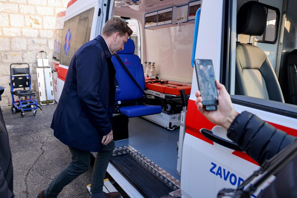 Primopredaja sedam novih vozila namijenjenih za sanitetski prijevoz – hitna pomoć Primopredaja sedam novih vozila namijenjenih za sanitetski prijevoz – hitna pomoć