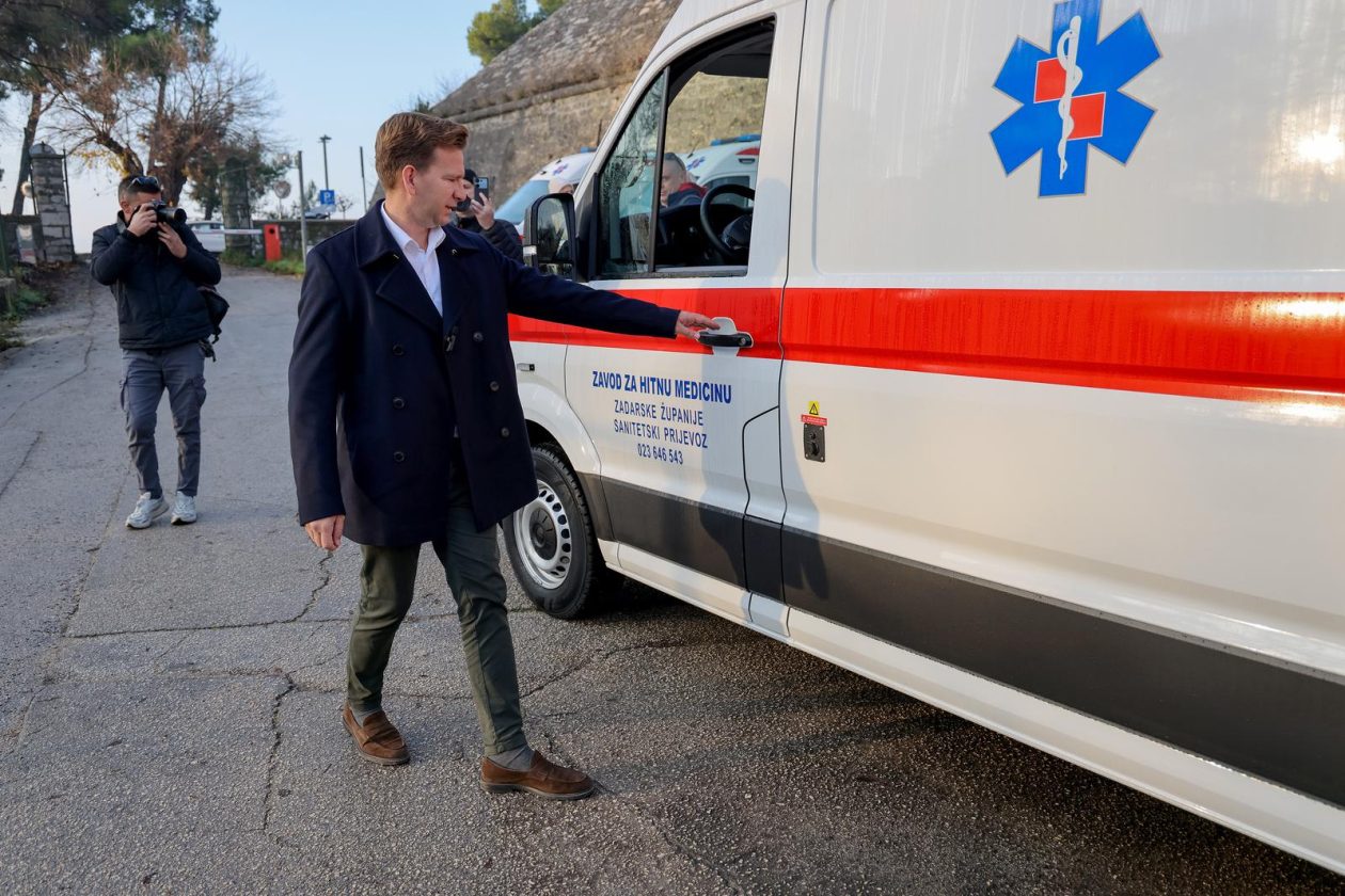 Primopredaja sedam novih vozila namijenjenih za sanitetski prijevoz – hitna pomoć Primopredaja sedam novih vozila namijenjenih za sanitetski prijevoz – hitna pomoć