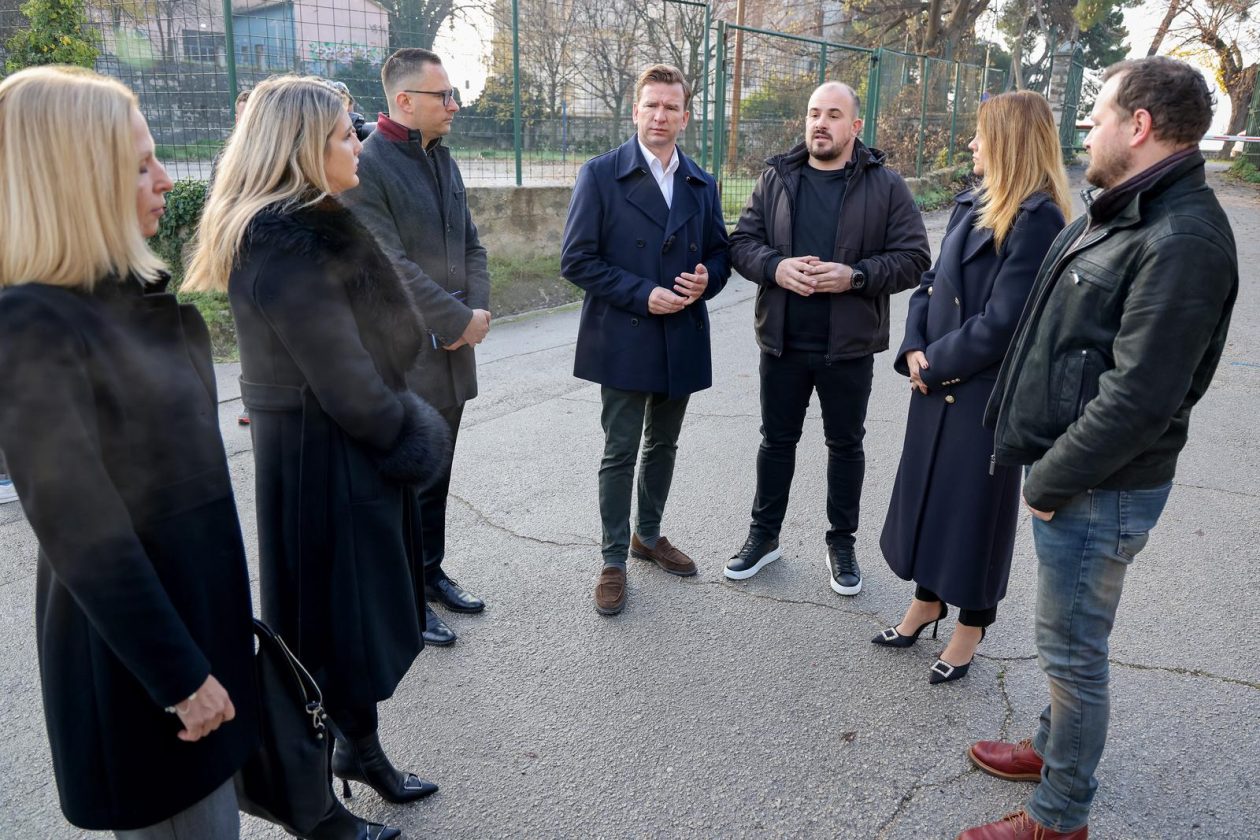 Primopredaja sedam novih vozila namijenjenih za sanitetski prijevoz – hitna pomoć Primopredaja sedam novih vozila namijenjenih za sanitetski prijevoz – hitna pomoć