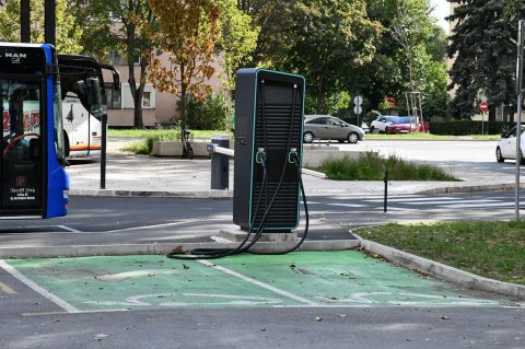 Slavonski Brod: Grad započeo s naplatom usluge punjenja električnih vozila na javnim gradskim punionicama