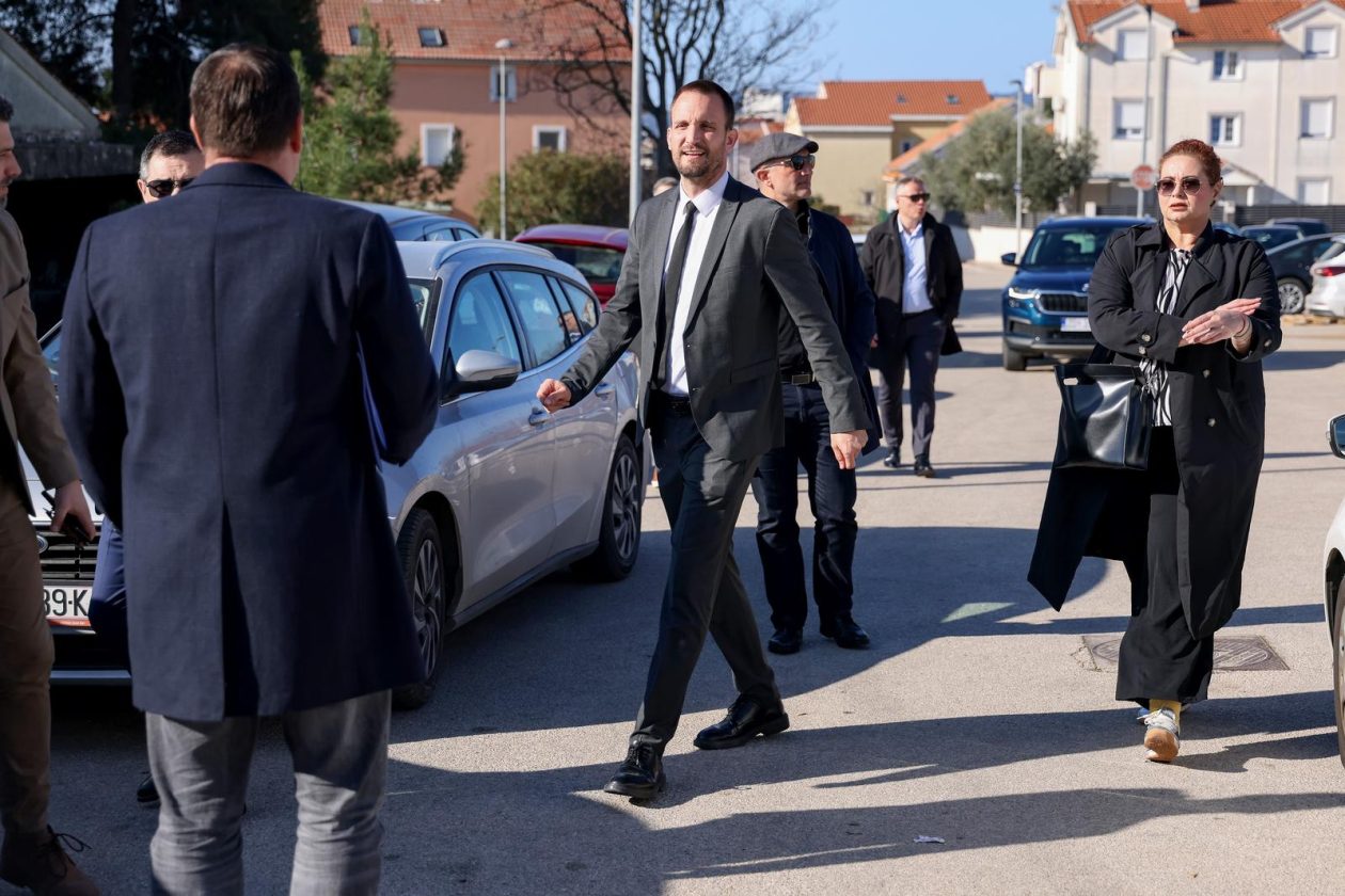 Zadar: Gradonačelnik Grada Zadra Šime Erlić potpisao je ugovor s tvrtkom Lavčević o izgradnji osnovne škole