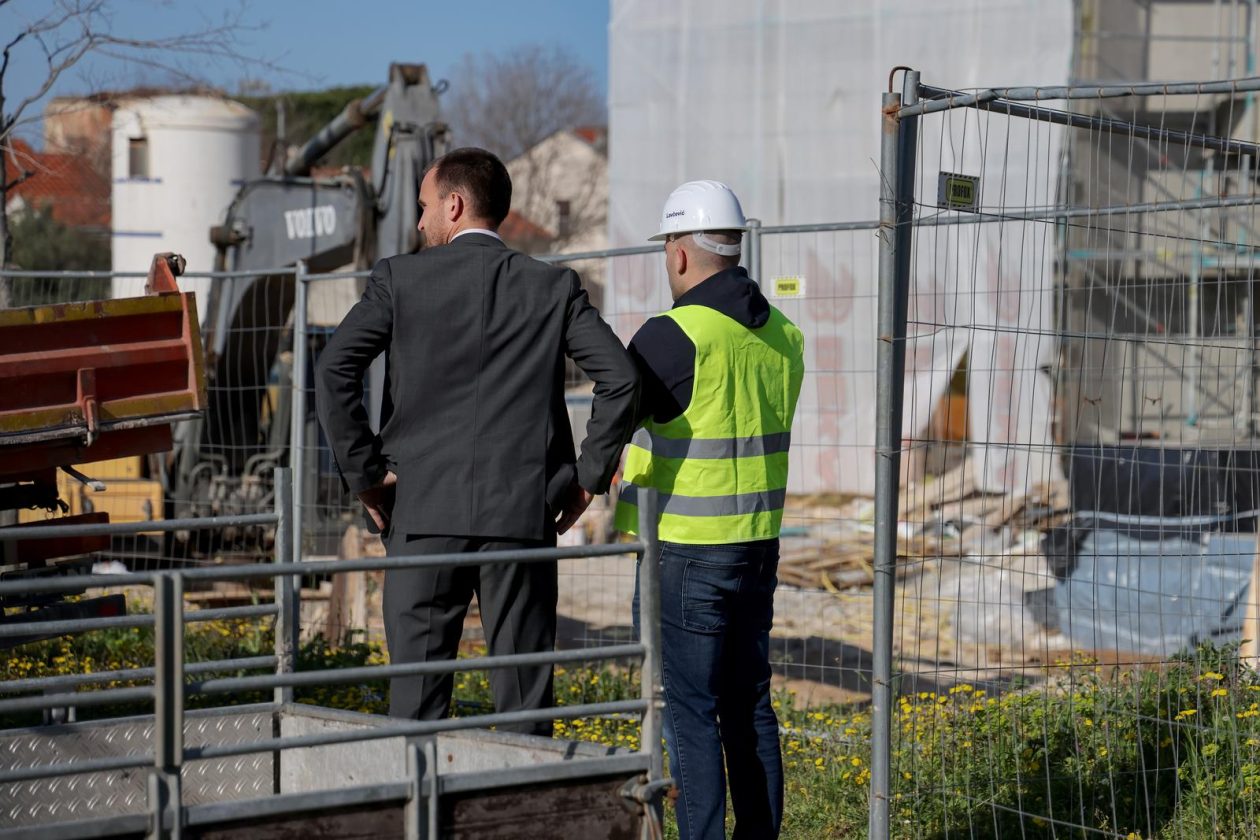 Zadar: Gradonačelnik Grada Zadra Šime Erlić potpisao je ugovor s tvrtkom Lavčević o izgradnji osnovne škole