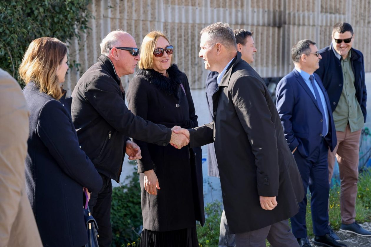 Zadar: Gradonačelnik Grada Zadra Šime Erlić potpisao je ugovor s tvrtkom Lavčević o izgradnji osnovne škole