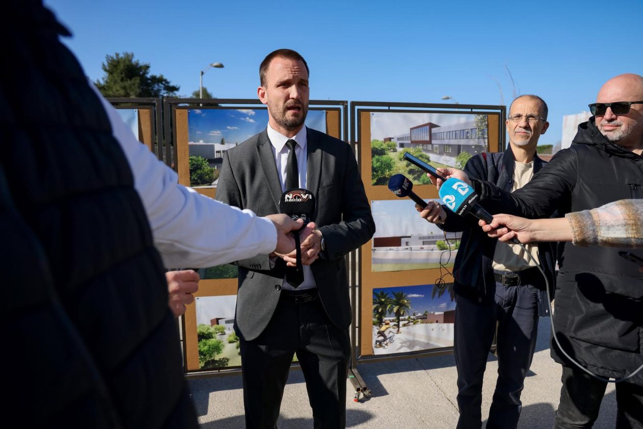Zadar: Gradonačelnik Grada Zadra Šime Erlić potpisao je ugovor s tvrtkom Lavčević o izgradnji osnovne škole