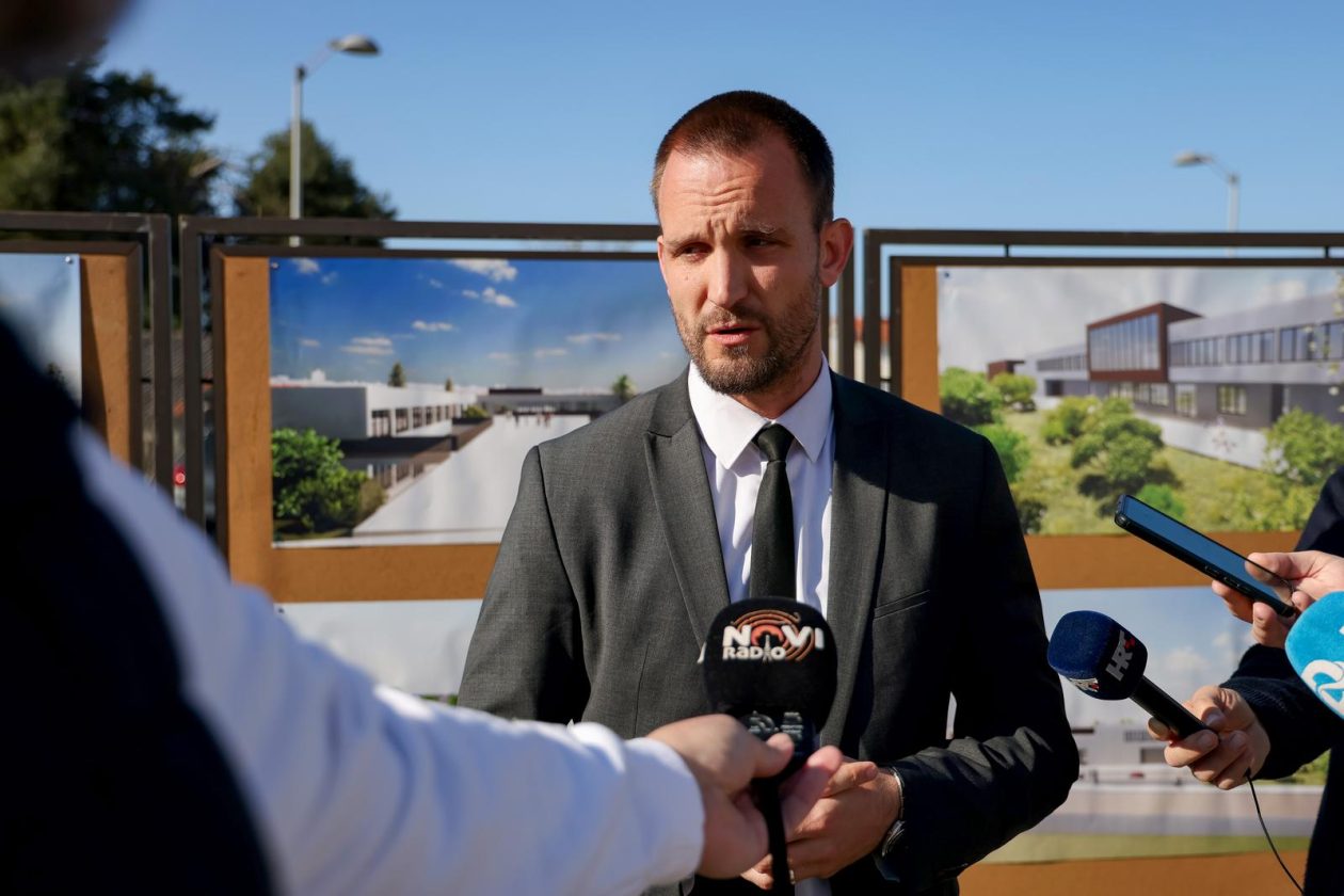 Zadar: Gradonačelnik Grada Zadra Šime Erlić potpisao je ugovor s tvrtkom Lavčević o izgradnji osnovne škole