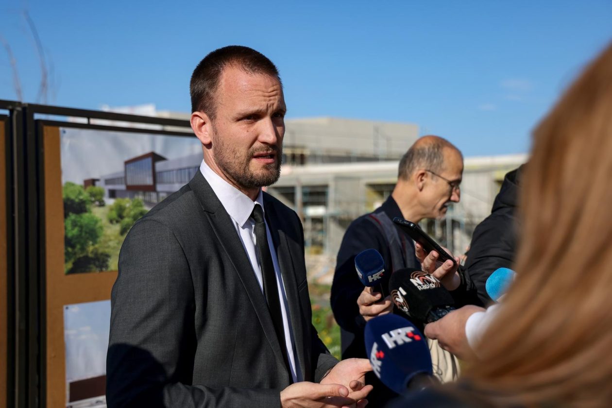 Zadar: Gradonačelnik Grada Zadra Šime Erlić potpisao je ugovor s tvrtkom Lavčević o izgradnji osnovne škole
