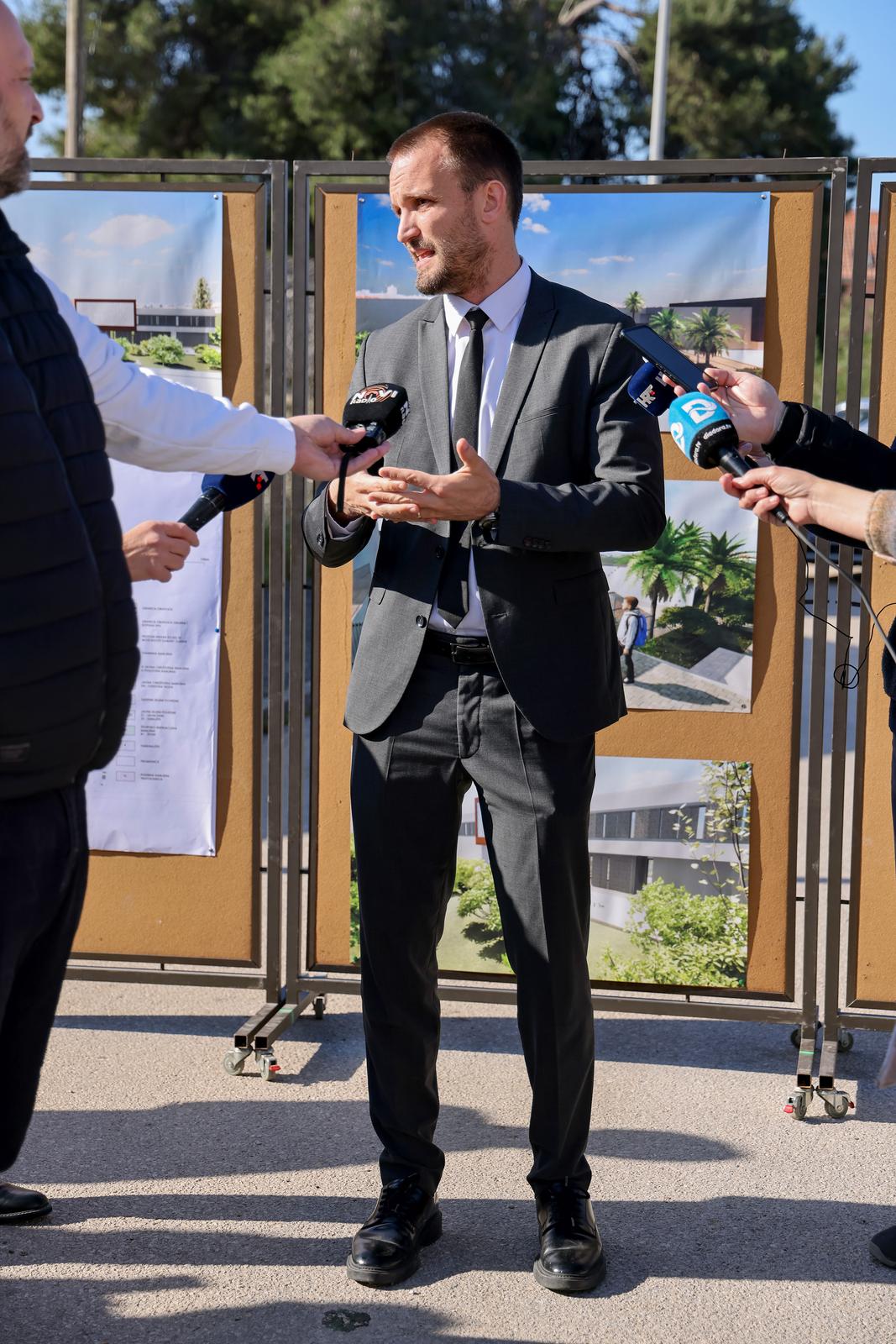 Zadar: Gradonačelnik Grada Zadra Šime Erlić potpisao je ugovor s tvrtkom Lavčević o izgradnji osnovne škole