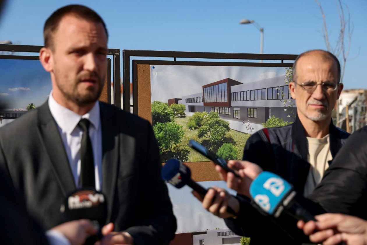 Zadar: Gradonačelnik Grada Zadra Šime Erlić potpisao je ugovor s tvrtkom Lavčević o izgradnji osnovne škole
