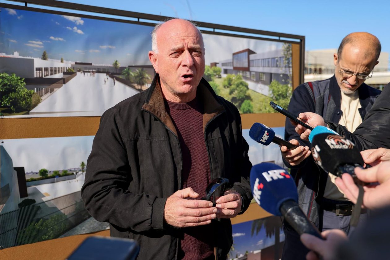 Zadar: Gradonačelnik Grada Zadra Šime Erlić potpisao je ugovor s tvrtkom Lavčević o izgradnji osnovne škole