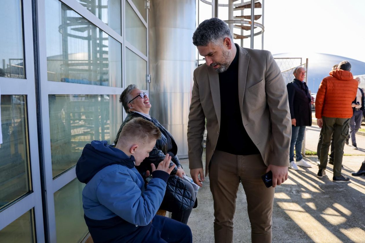 Zadar: Gradonačelnik Grada Zadra Šime Erlić potpisao je ugovor s trvtkom Lavčević o izgradnji olimpijskog bazena na Višnjiku