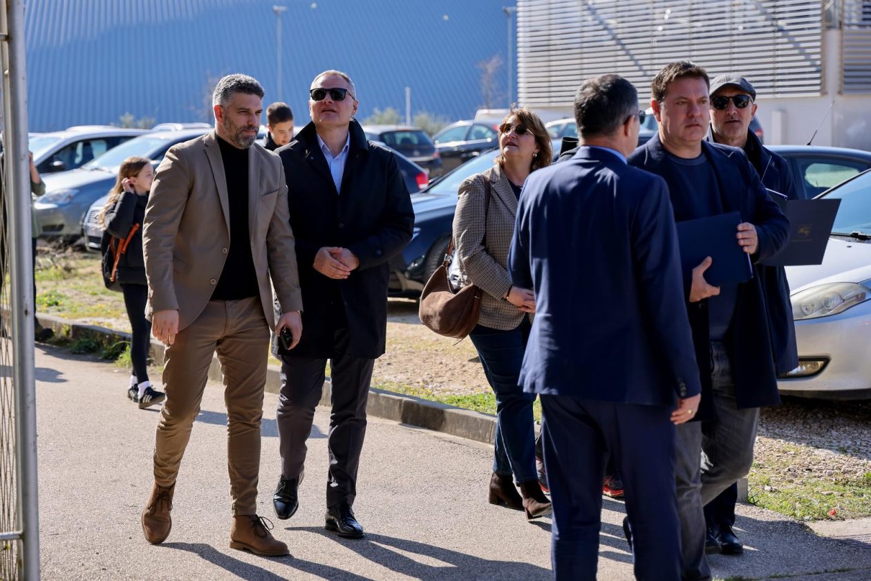 Zadar: Gradonačelnik Grada Zadra Šime Erlić potpisao je ugovor s trvtkom Lavčević o izgradnji olimpijskog bazena na Višnjiku