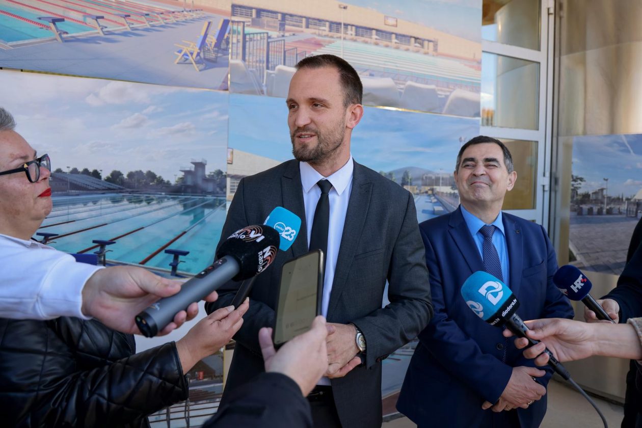 Zadar: Gradonačelnik Grada Zadra Šime Erlić potpisao je ugovor s trvtkom Lavčević o izgradnji olimpijskog bazena na Višnjiku