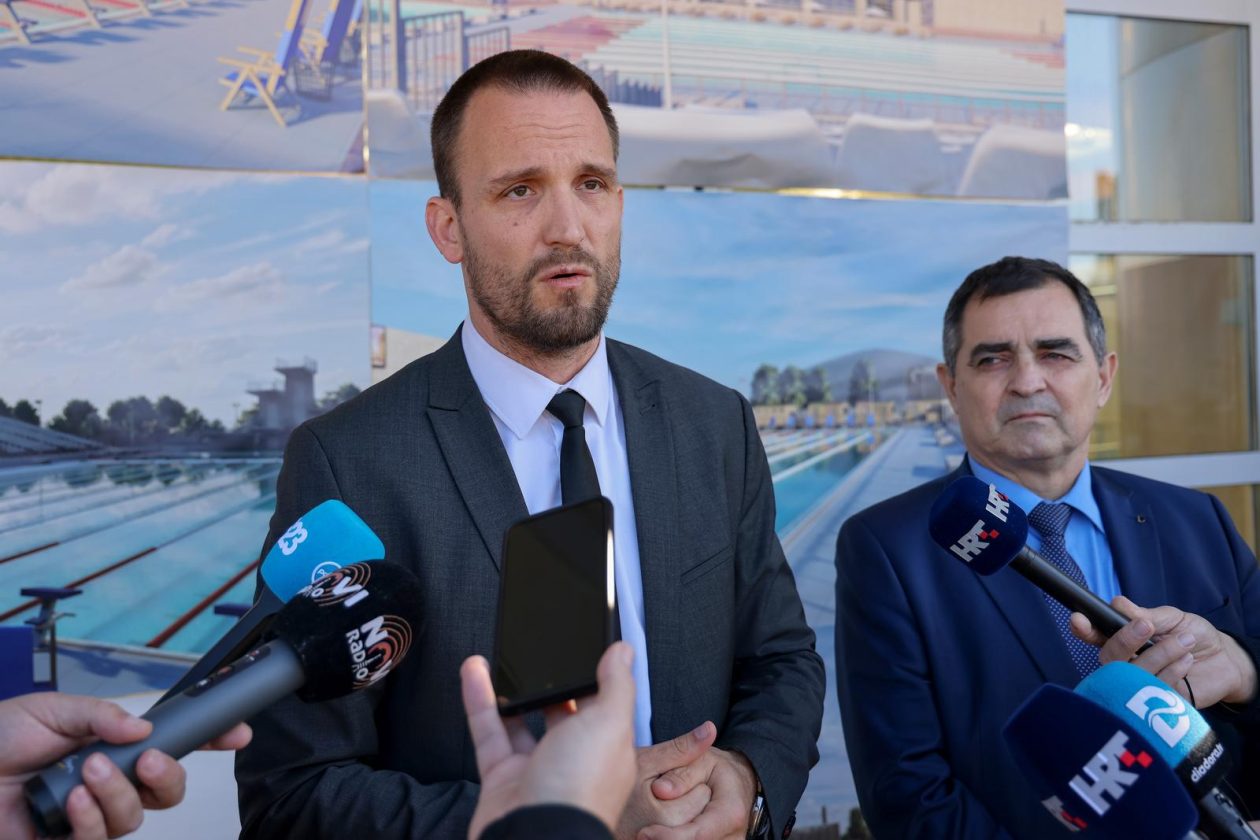 Zadar: Gradonačelnik Grada Zadra Šime Erlić potpisao je ugovor s trvtkom Lavčević o izgradnji olimpijskog bazena na Višnjiku