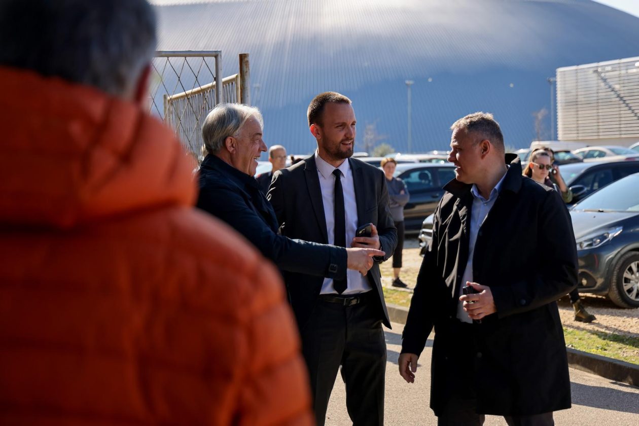 Zadar: Gradonačelnik Grada Zadra Šime Erlić potpisao je ugovor s trvtkom Lavčević o izgradnji olimpijskog bazena na Višnjiku