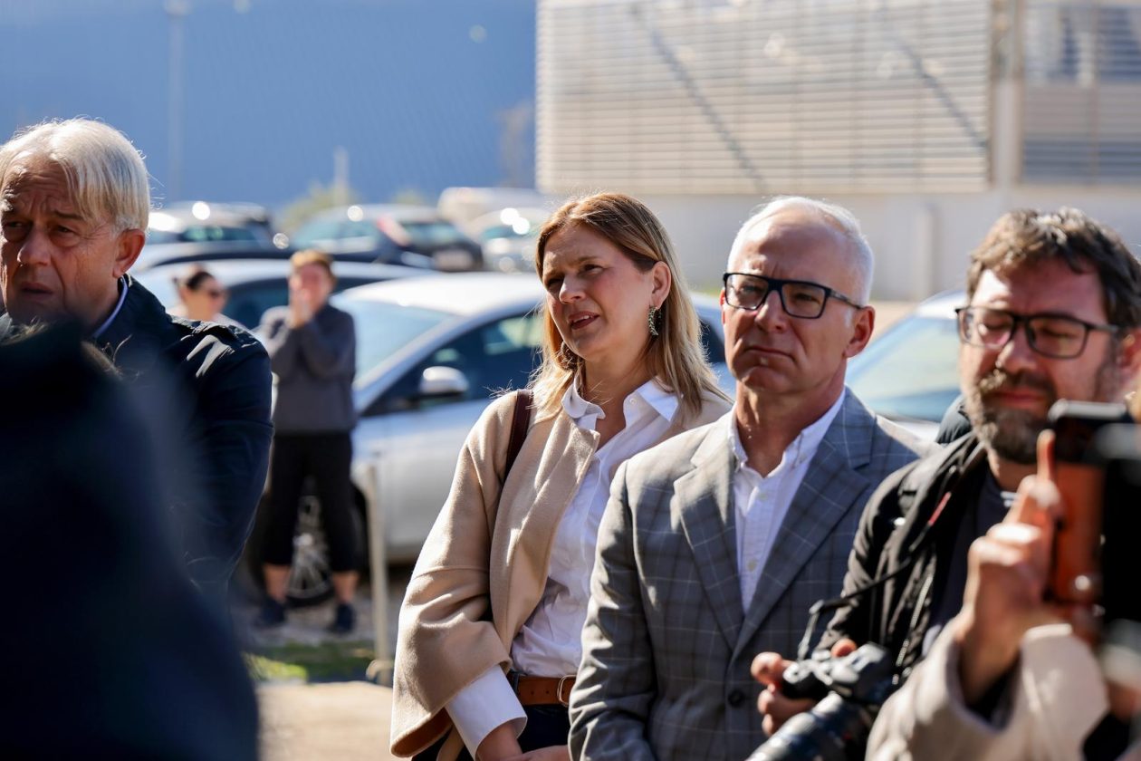 Zadar: Gradonačelnik Grada Zadra Šime Erlić potpisao je ugovor s trvtkom Lavčević o izgradnji olimpijskog bazena na Višnjiku