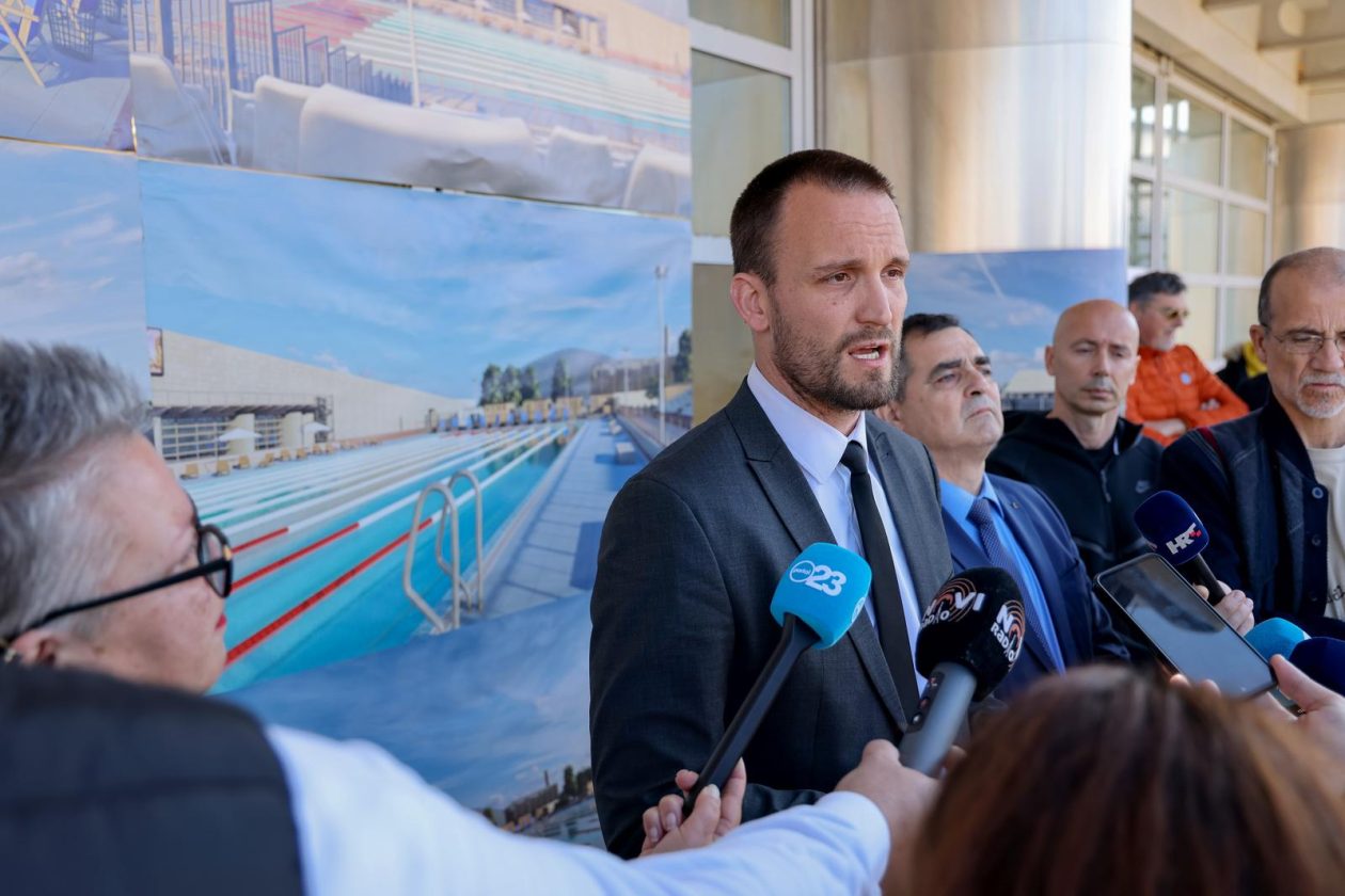 Zadar: Gradonačelnik Grada Zadra Šime Erlić potpisao je ugovor s trvtkom Lavčević o izgradnji olimpijskog bazena na Višnjiku